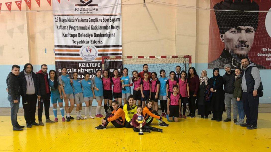 Gazi Yatılı Bölge Ortaokulu Kız Hentbol Takımı İL BİRİNCİSİ