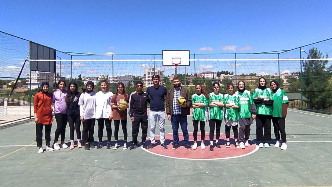 İlçemizde 19 Mayıs Atatürk'ü Anma Gençlik ve Spor Bayramı Kutlamaları Kapsamında Liseler Arası Voleybol Turnuvası Düzenlendi