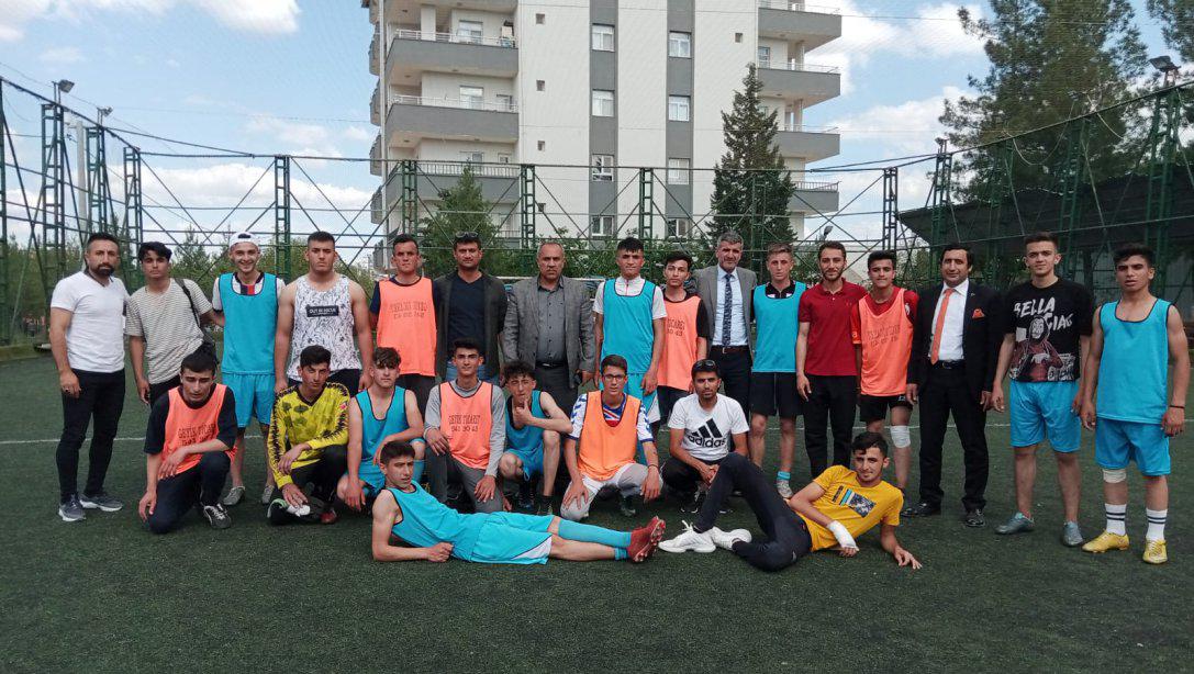İlçemizde 19 Mayıs Atatürk'ü Anma Gençlik ve Spor Bayramı Kutlamaları Kapsamında Liseler Arası Futbol Turnuvası Düzenlendi	
